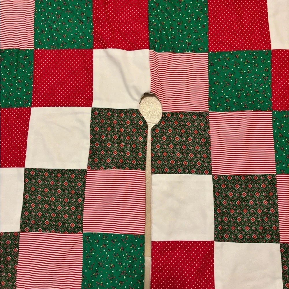 Handmade Large Country Patchwork Christmas Holiday Tree Skirt Eye-let  Lace Trim